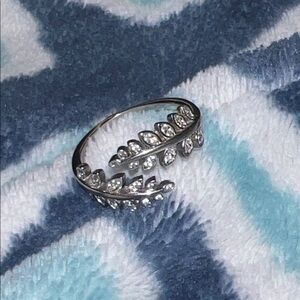 Francesca’s Sterling Sliver Stunning Silver Leaf Design Ring